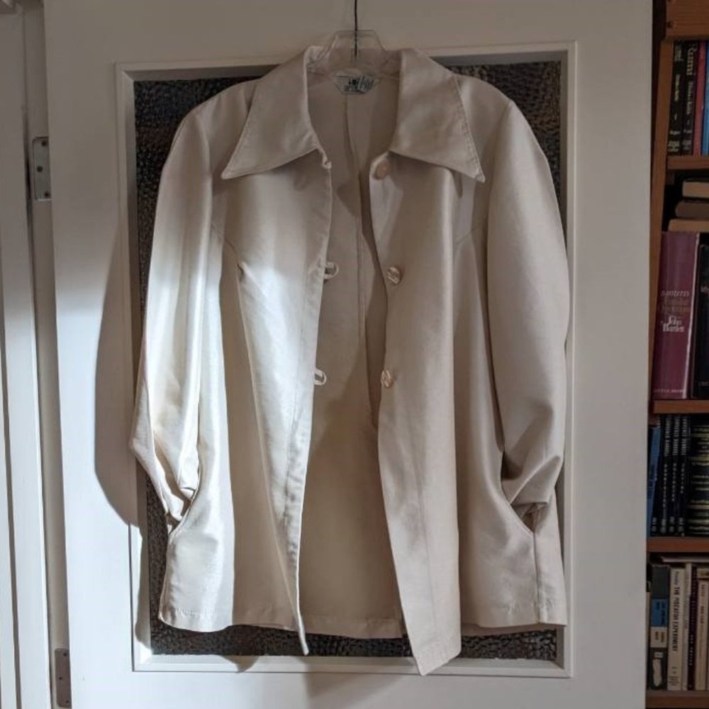 Lustrous Chic Swing Trench Coat Light Jacket A-line shape, Pointed Collar, Tan